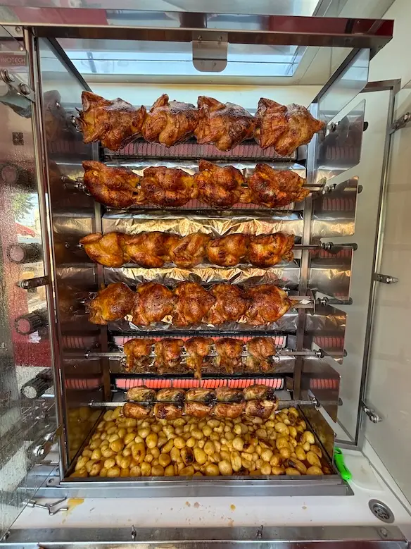 Poulets rôtis à la broche à la rôtisserie ambulante Chez Flo